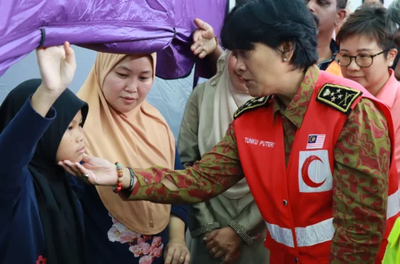 Her Highness Tunku Puteri Intan Safinaz Visits Fire-affected Families at Putra Heights Evacuation Centres